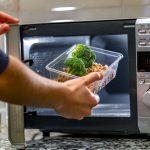 Come funziona il forno a microonde e perché usarlo?